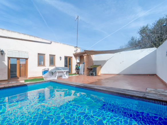 Casa de pueblo con piscina en Ses Salines — 110 m², planta única, lista para entrar