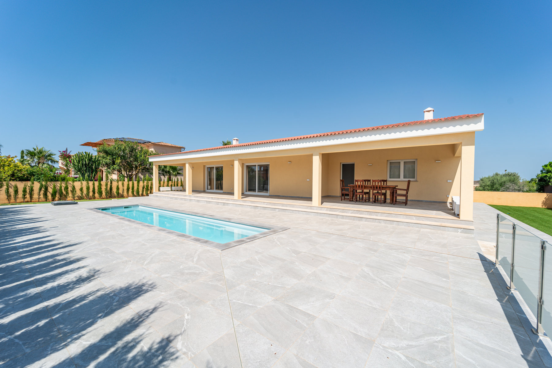 New-built-villa-for-sale-with-swimming-in-Sa-Rapita-01.jpg Chalet obra nueva 2025 en una sola planta con 3 suites y piscina en Sa Rápita