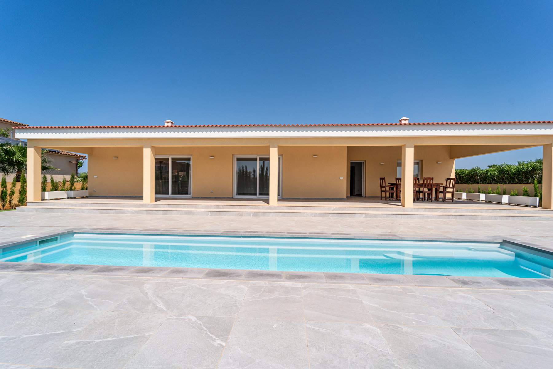 New-built-villa-for-sale-with-swimming-in-Sa-Rapita-02.jpg Neubau-Chalet 2025 in Sa Rápita – ebenerdige Villa mit 3 Suiten, Pool und Garten