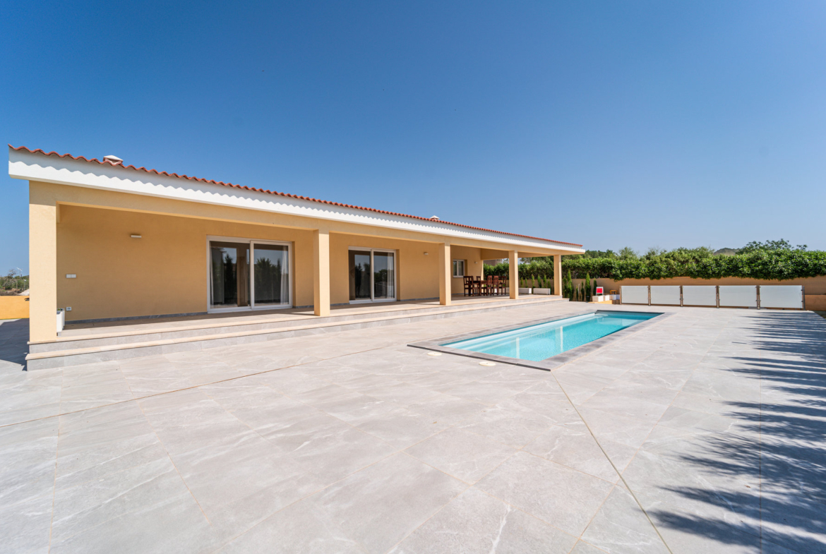 Neubau-Chalet 2025 in Sa Rápita – ebenerdige Villa mit 3 Suiten, Pool und Garten
