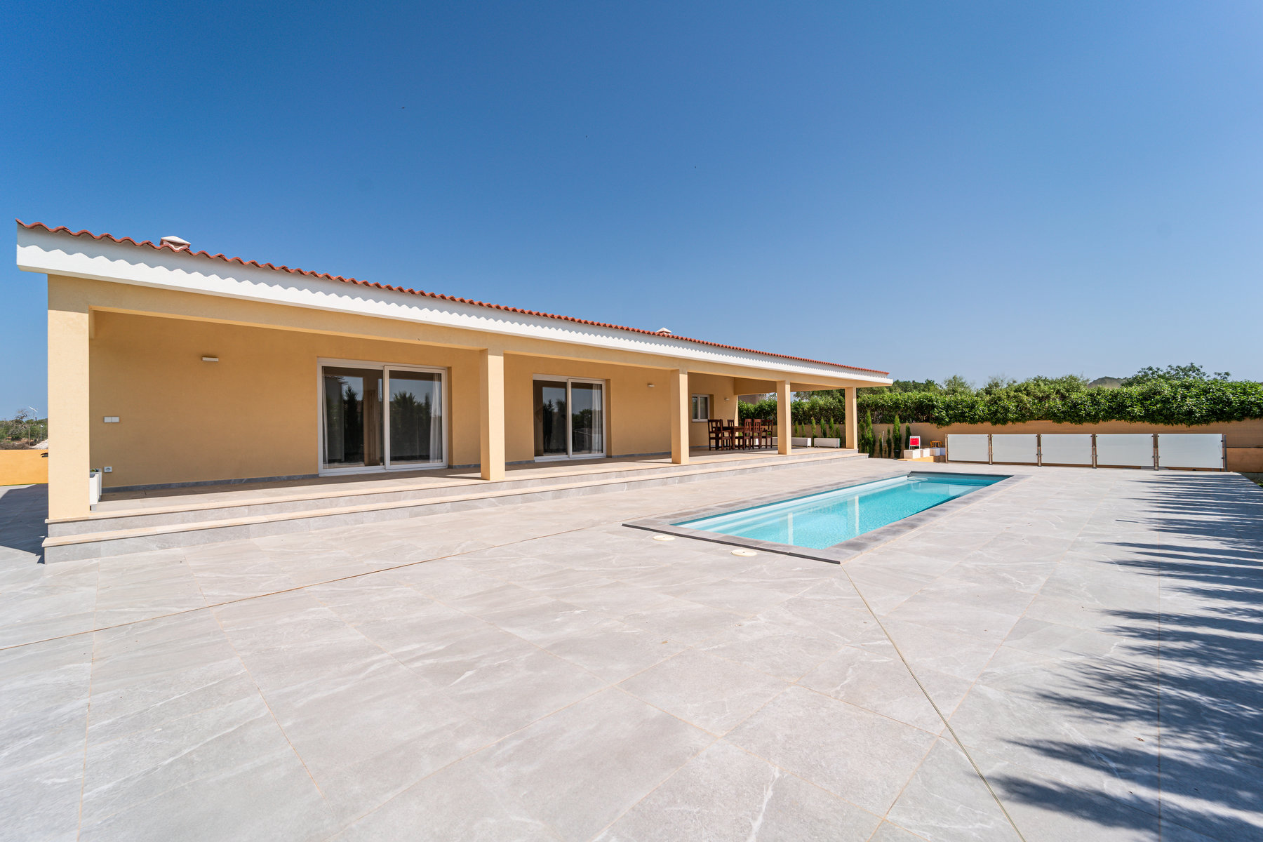 New-built-villa-for-sale-with-swimming-in-Sa-Rapita-03.jpg Neubau-Chalet 2025 in Sa Rápita – ebenerdige Villa mit 3 Suiten, Pool und Garten