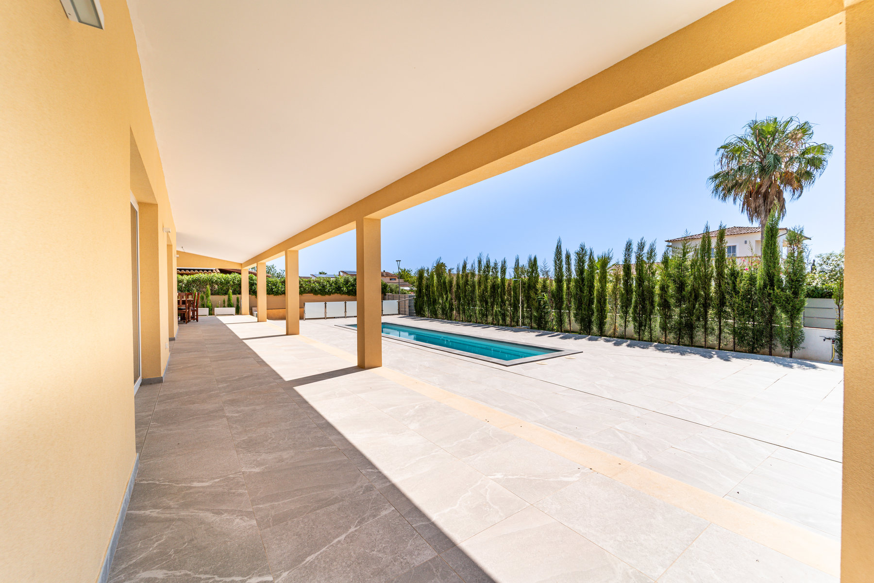 New-built-villa-for-sale-with-swimming-in-Sa-Rapita-04.jpg Neubau-Chalet 2025 in Sa Rápita – ebenerdige Villa mit 3 Suiten, Pool und Garten