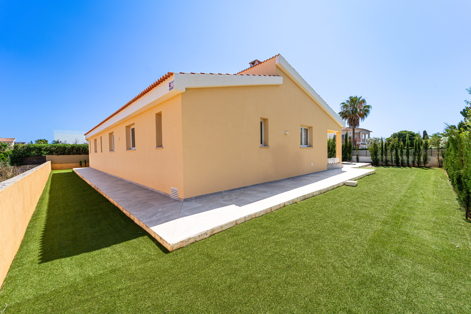 New-built-villa-for-sale-with-swimming-in-Sa-Rapita-05.jpg Neubau-Chalet 2025 in Sa Rápita – ebenerdige Villa mit 3 Suiten, Pool und Garten
