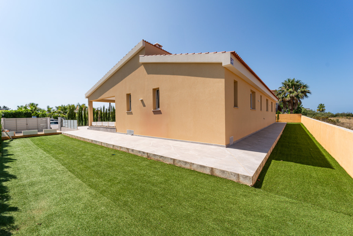 Neubau-Chalet 2025 in Sa Rápita – ebenerdige Villa mit 3 Suiten, Pool und Garten