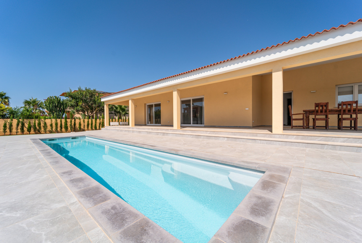 Neubau-Chalet 2025 in Sa Rápita – ebenerdige Villa mit 3 Suiten, Pool und Garten