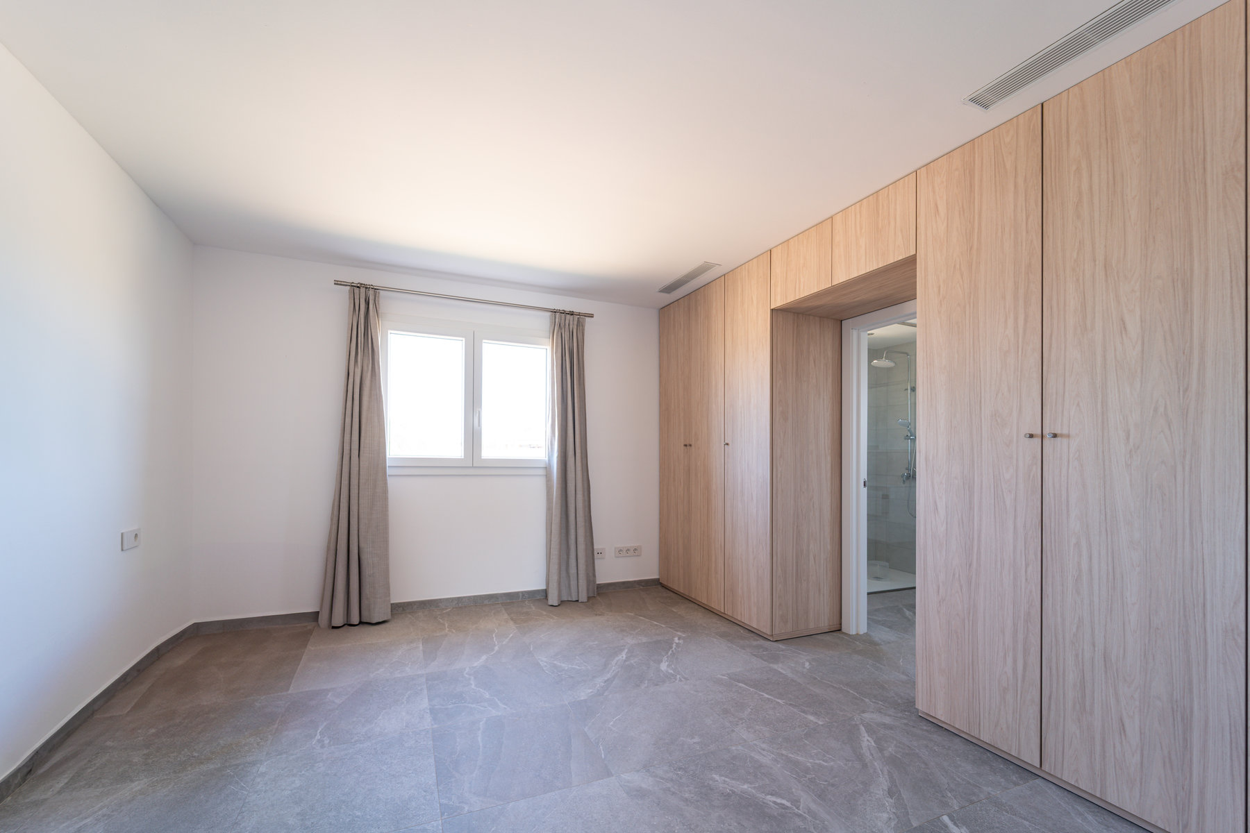New-built-villa-for-sale-with-swimming-in-Sa-Rapita-11.jpg Neubau-Chalet 2025 in Sa Rápita – ebenerdige Villa mit 3 Suiten, Pool und Garten