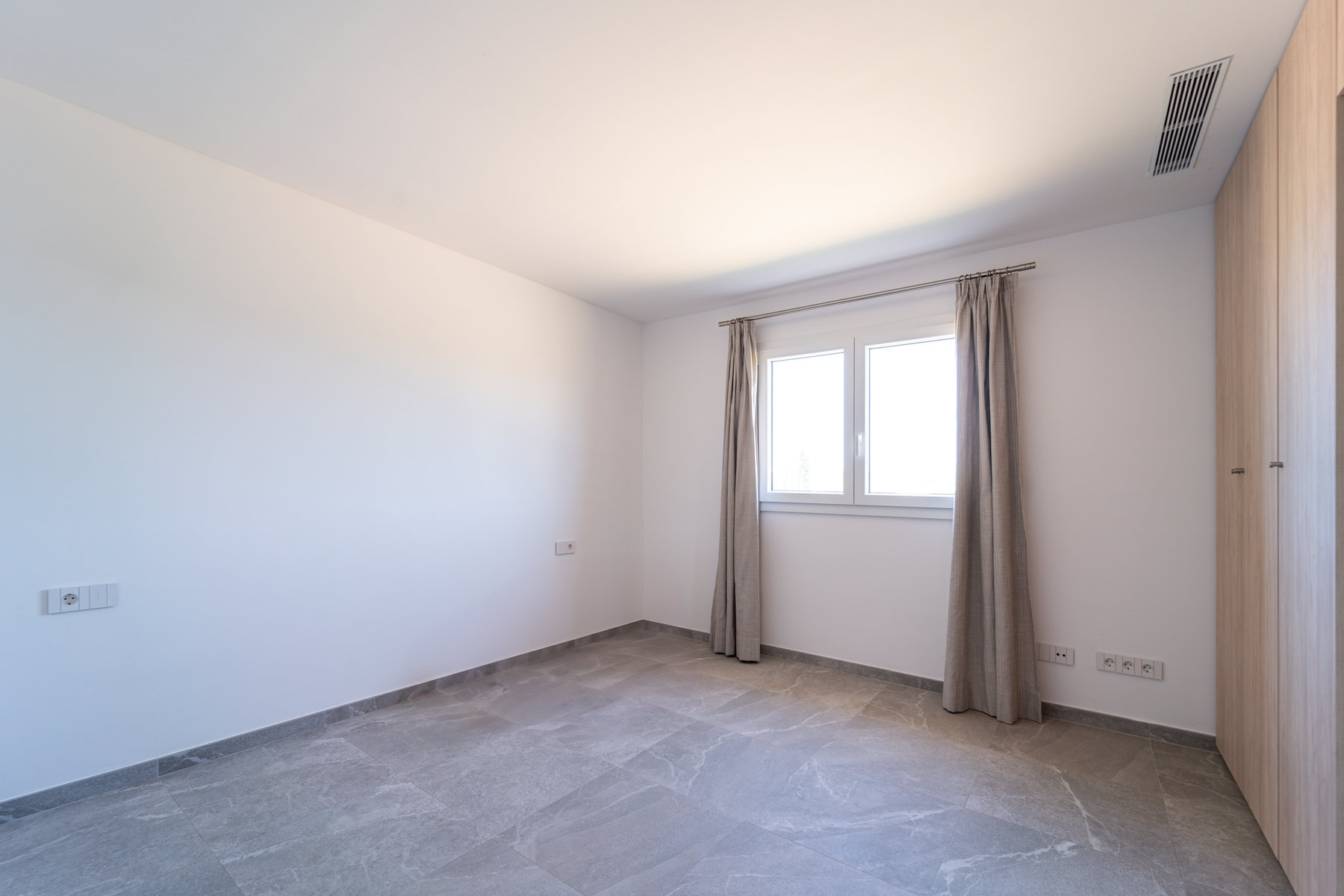 New-built-villa-for-sale-with-swimming-in-Sa-Rapita-12.jpg Neubau-Chalet 2025 in Sa Rápita – ebenerdige Villa mit 3 Suiten, Pool und Garten