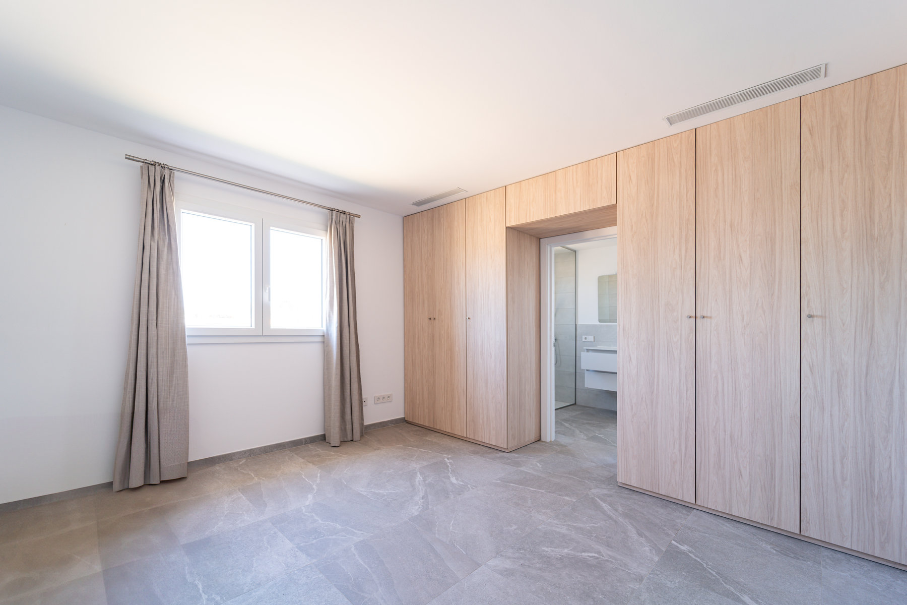 New-built-villa-for-sale-with-swimming-in-Sa-Rapita-13.jpg Neubau-Chalet 2025 in Sa Rápita – ebenerdige Villa mit 3 Suiten, Pool und Garten