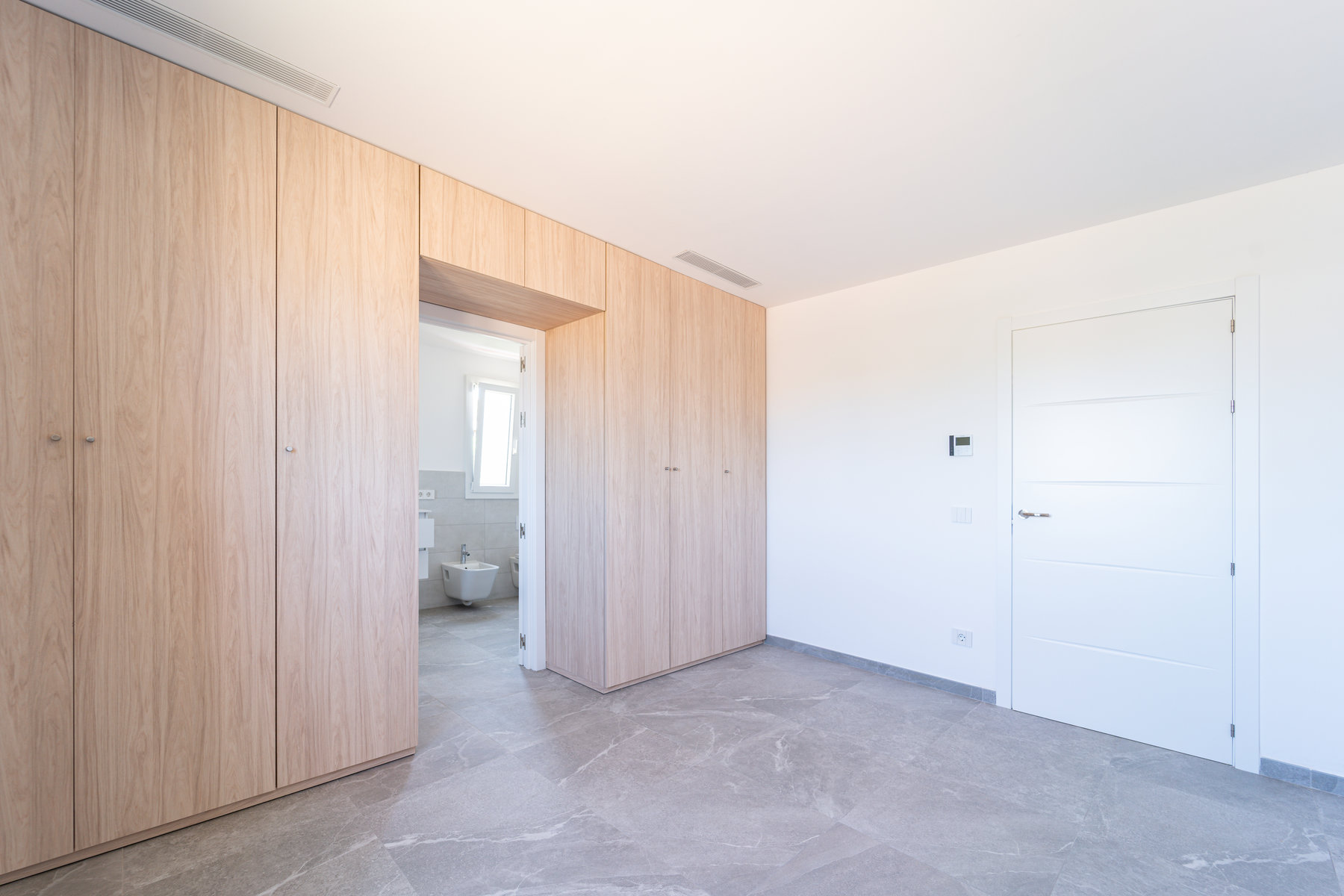 New-built-villa-for-sale-with-swimming-in-Sa-Rapita-14.jpg Neubau-Chalet 2025 in Sa Rápita – ebenerdige Villa mit 3 Suiten, Pool und Garten