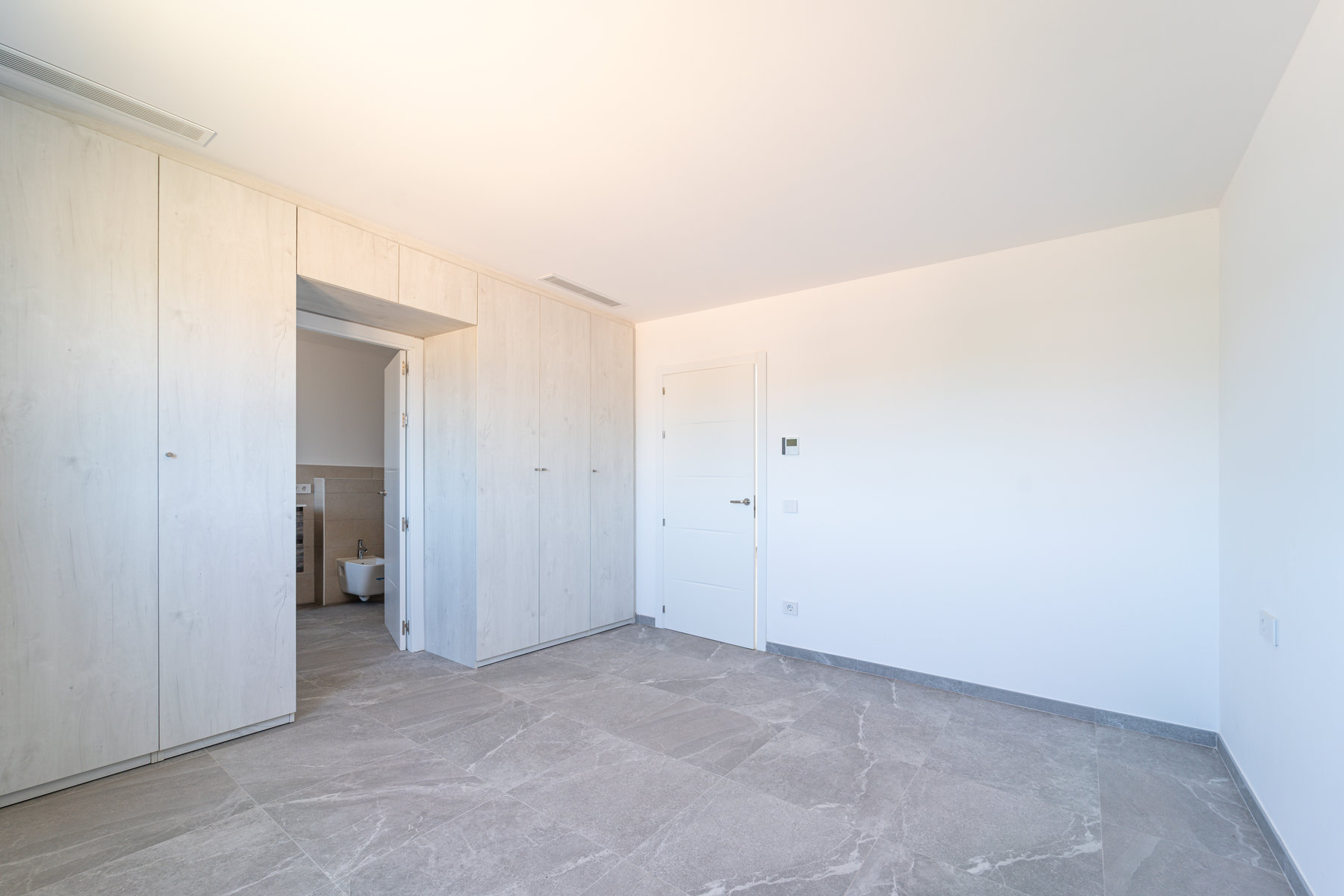 New-built-villa-for-sale-with-swimming-in-Sa-Rapita-26.jpg Neubau-Chalet 2025 in Sa Rápita – ebenerdige Villa mit 3 Suiten, Pool und Garten