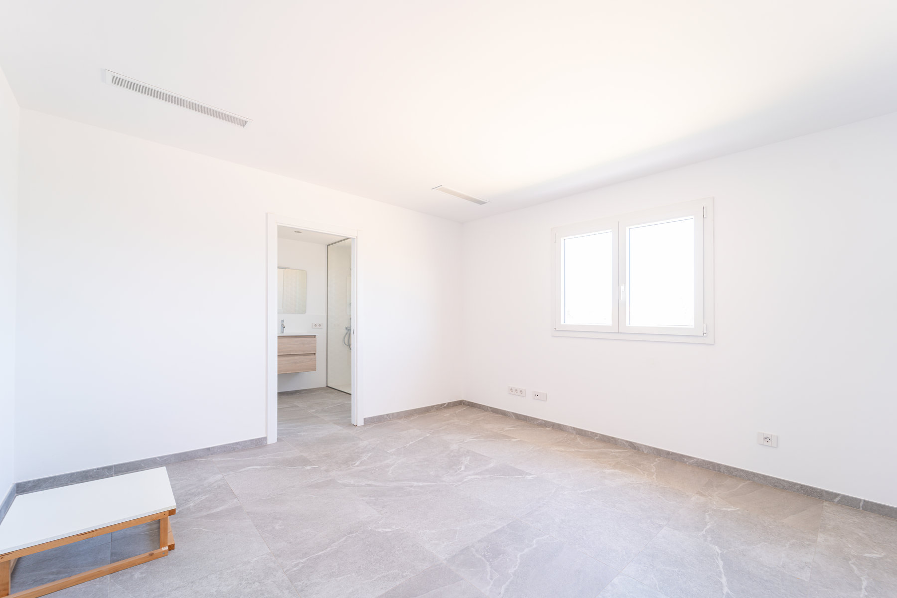 New-built-villa-for-sale-with-swimming-in-Sa-Rapita-30.jpg Neubau-Chalet 2025 in Sa Rápita – ebenerdige Villa mit 3 Suiten, Pool und Garten