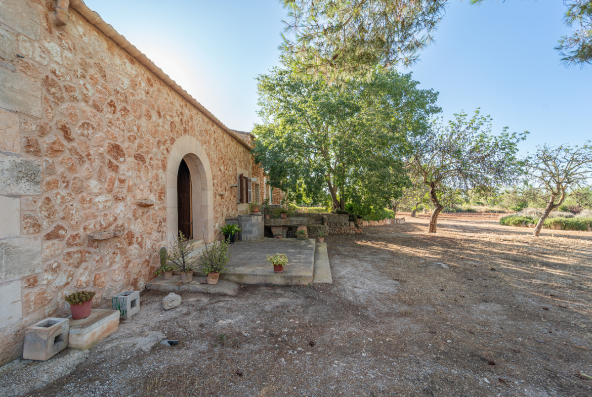 Country house for sale in Campos with land and private well