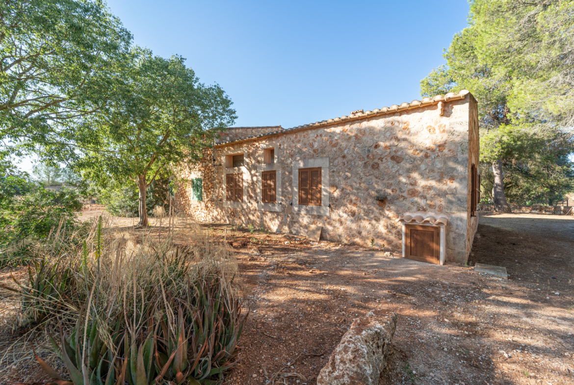 Country house for sale in Campos with land and private well