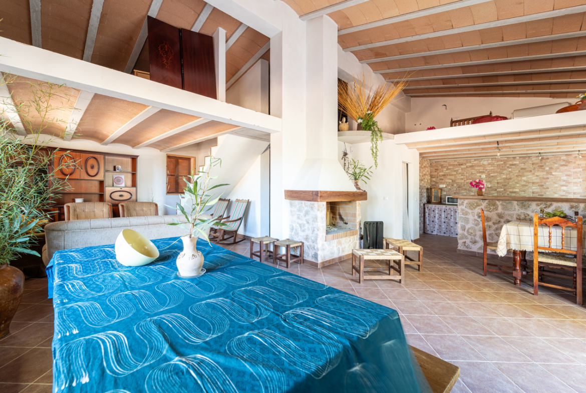 Country house for sale in Campos with land and private well
