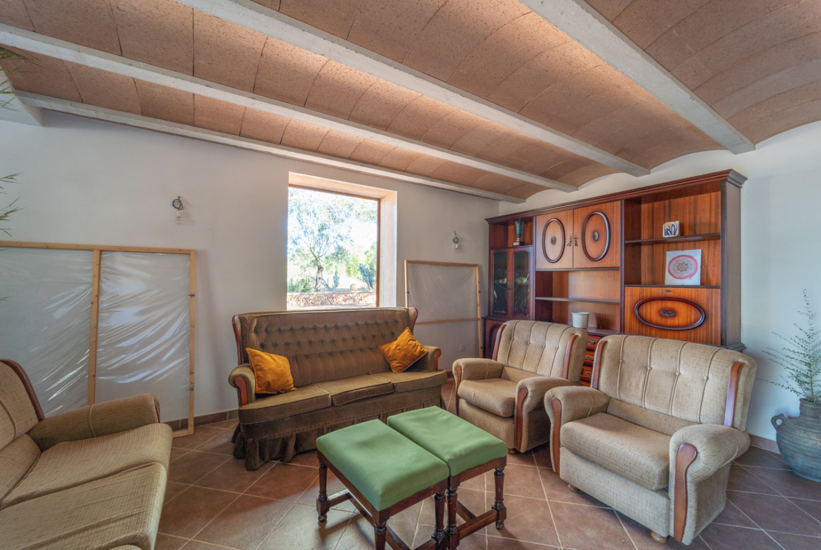 Country house for sale in Campos with land and private well