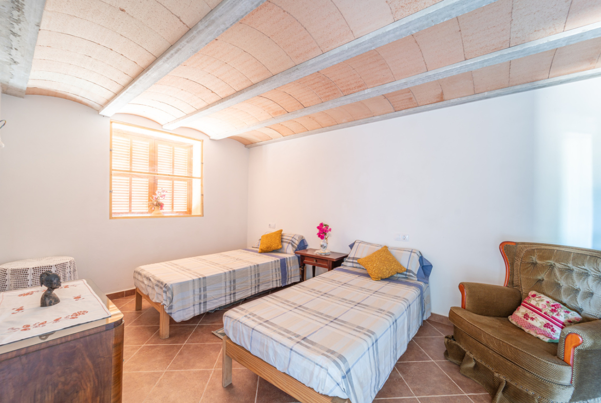 Country house for sale in Campos with land and private well
