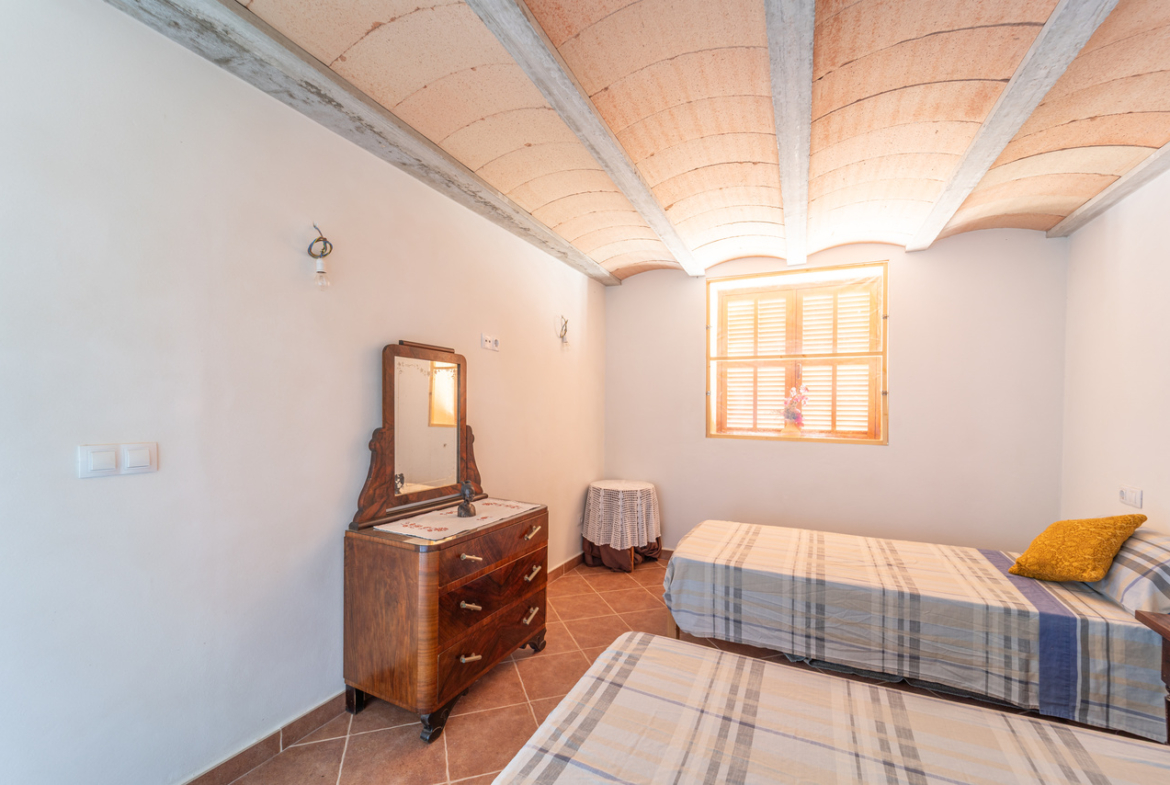 Country house for sale in Campos with land and private well