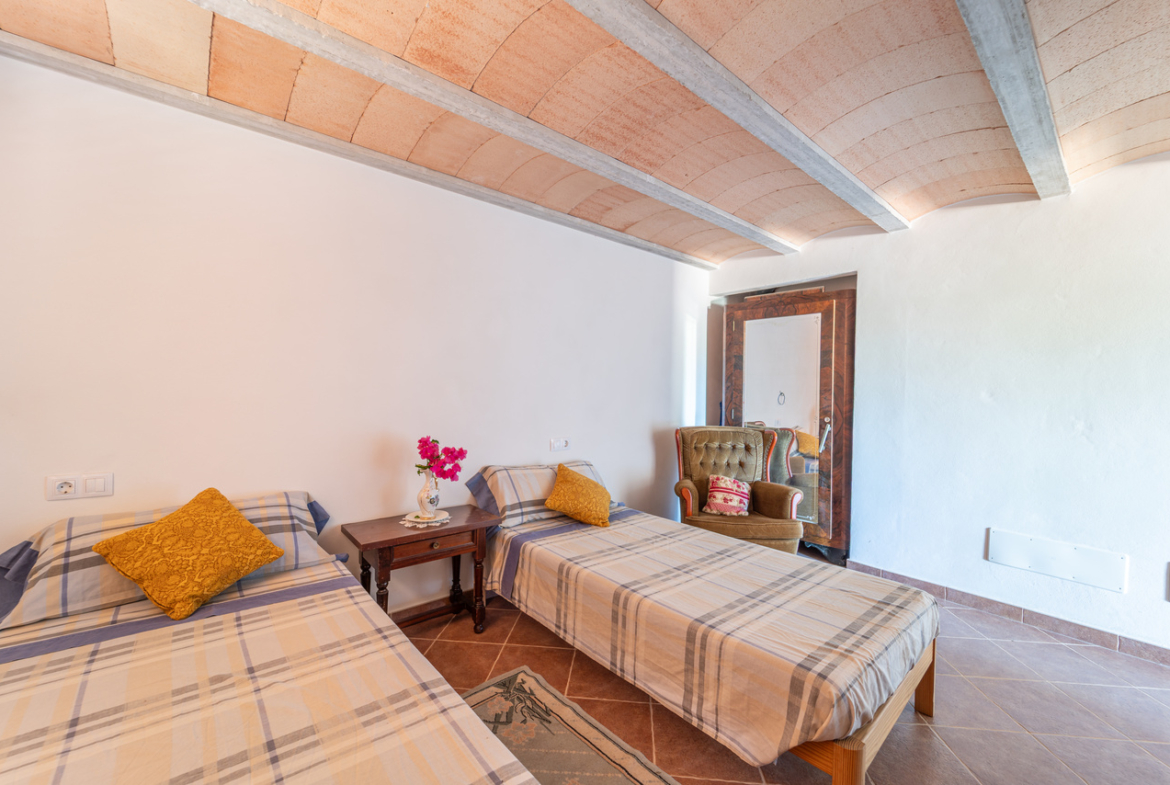 Country house for sale in Campos with land and private well