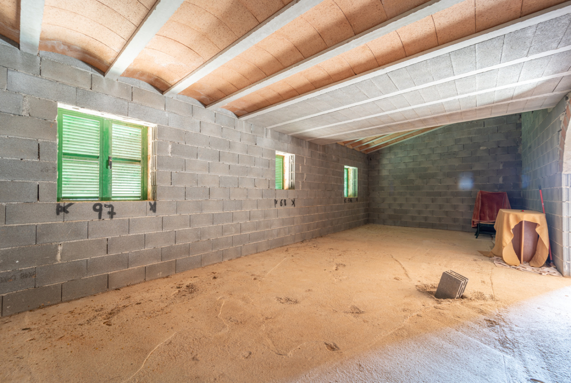 Country house for sale in Campos with land and private well