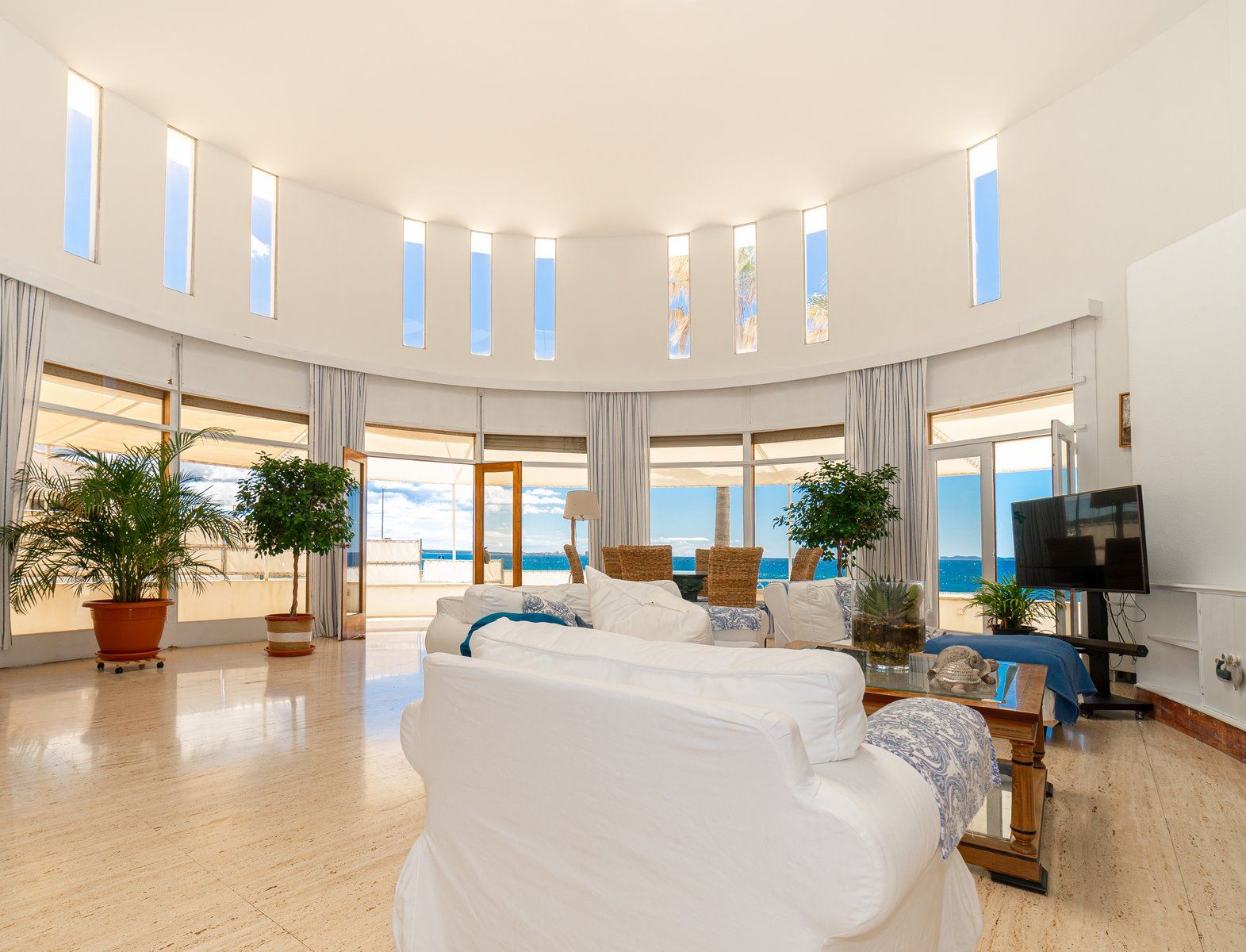 1-1031-Villasyfincasmallorca.jpg Villa en primera línea de mar en Sa Rápita, Campos