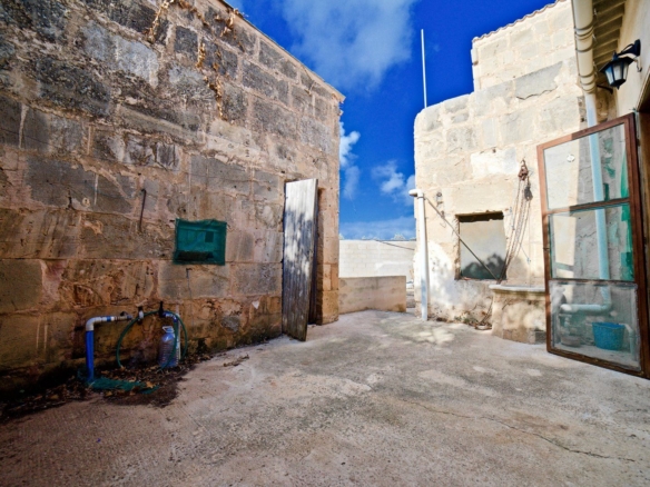 Casa de pueblo esquinera en Ses Salines con vistas al mar