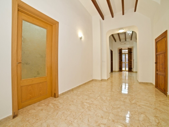 Casa de pueblo reformada con jardín y garaje en Santanyí