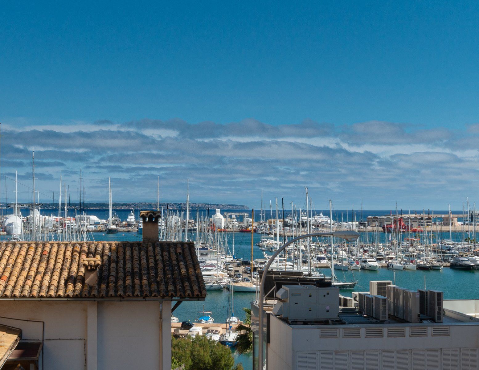 1-1209-Villasyfincasmallorca.jpg Piso con terraza y vistas al mar junto al Paseo Marítimo, Palma