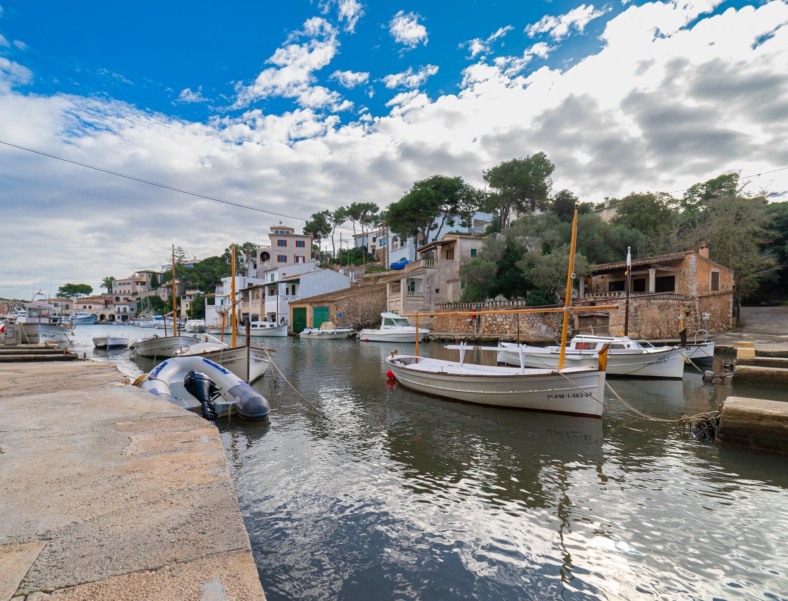 1-1237-Villasyfincasmallorca.jpg Alquiler junto al mar en Cala Figuera: loft rústico con terraza y vistas