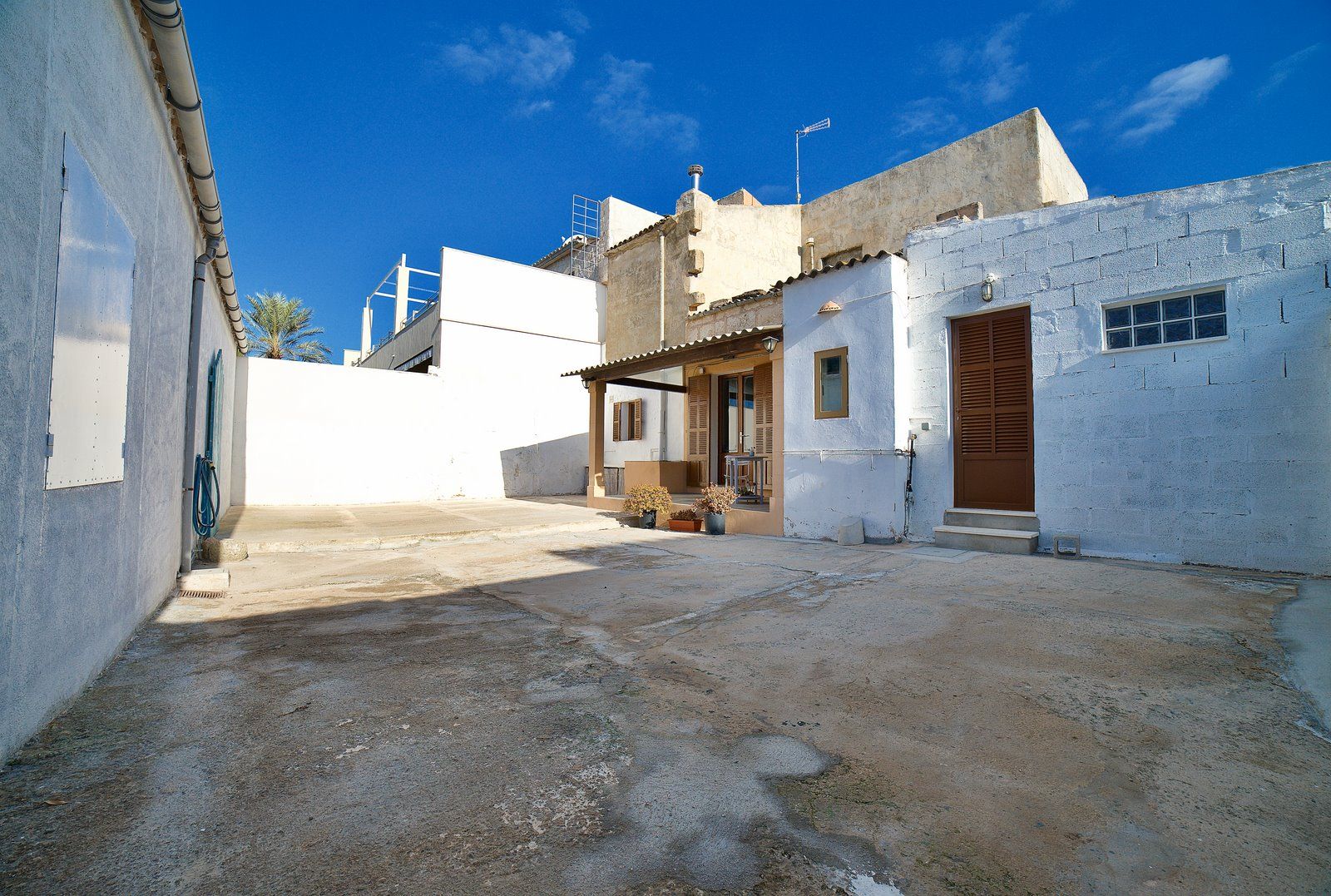 1-2006-Villasyfincasmallorca.jpeg Charmantes Stadthaus zur Miete in Ses Salines mit Meerblick und Terrasse