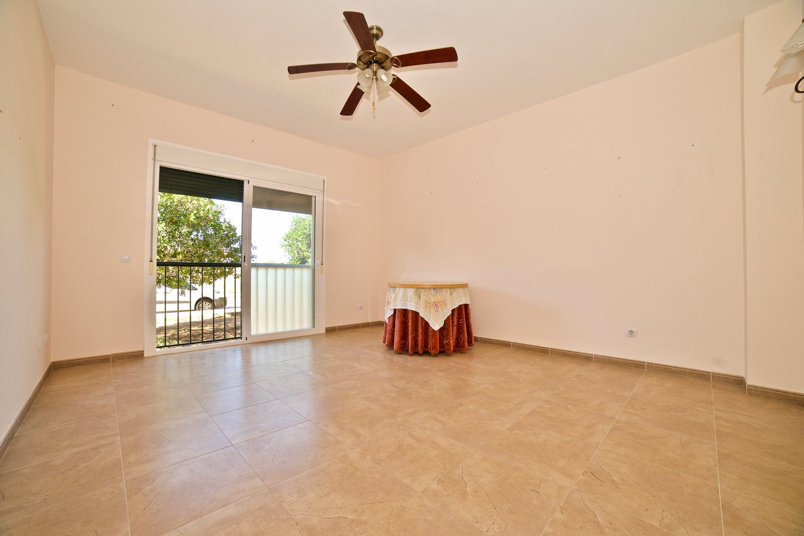 Planta baja con terraza, parking y trastero en Campos