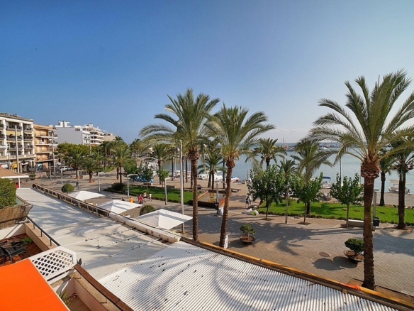 Piso en primera línea en el Puerto de Alcudia con vistas al mar