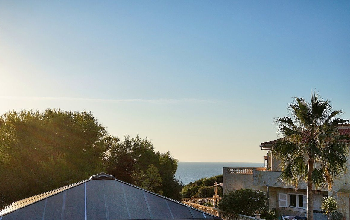 Haus in Cala Llombards: Terrassen und Kamin, 100 m vom Meer