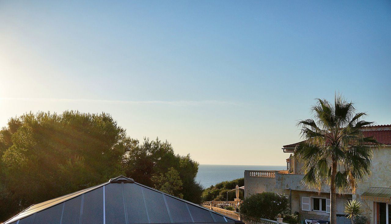 Haus in Cala Llombards: Terrassen und Kamin, 100 m vom Meer