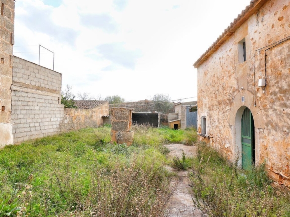 Casa de pueblo centenaria con jardín en Ses Salines