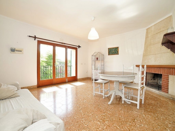 Piso en primera línea en Portopetro: terraza, vistas al mar y chimenea