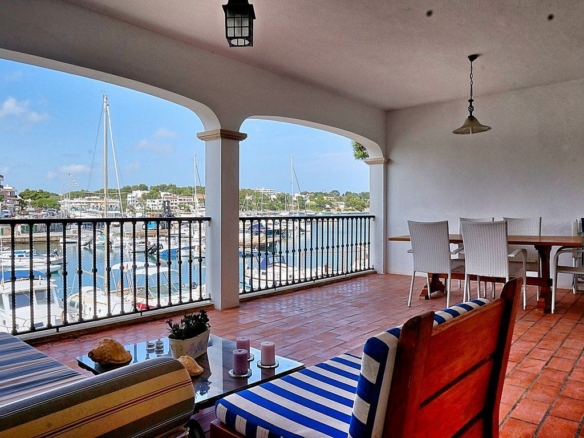 Piso en primera línea de mar con terraza en Portopetro