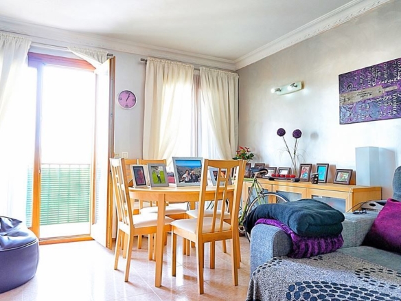Piso exterior luminoso con balcón en venta en Llucmajor