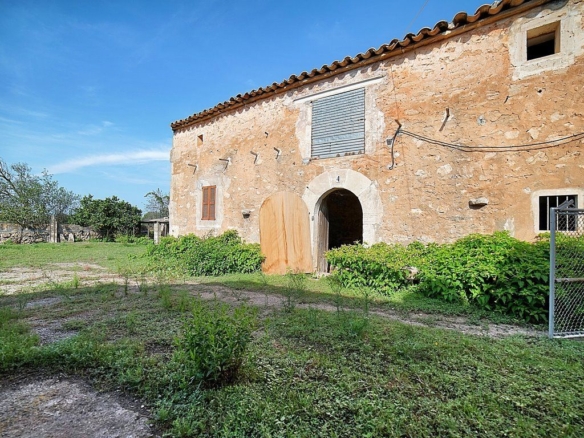 Casa de campo a reformar en Ses Salines con jardín y terraza
