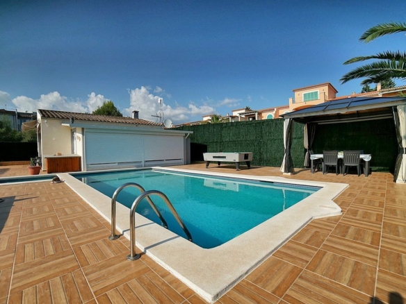 Chalet en Portocristo Novo con piscina y apartamento independiente — 900 m de Cala Anguila