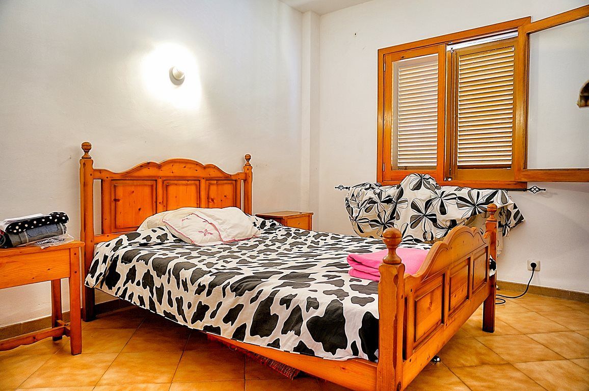 Amplio piso con balcones y chimenea junto a la marina de Portopetro