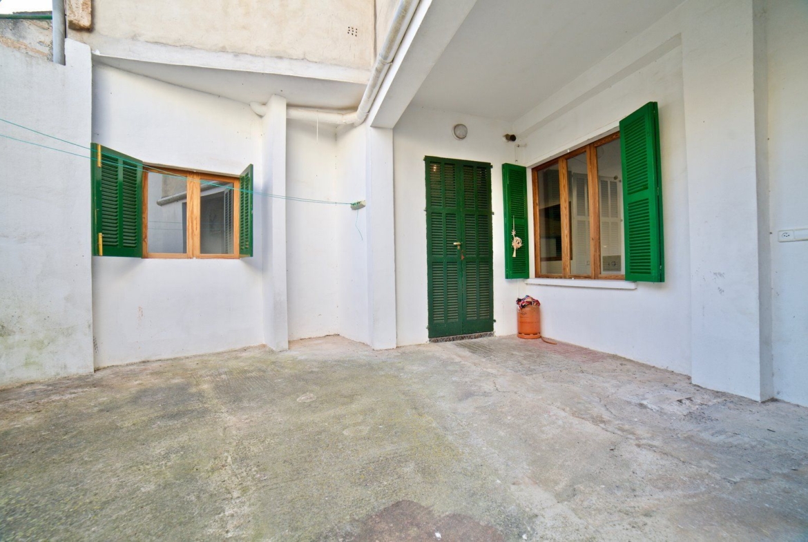 Renoviertes Stadthaus zur Miete in Ses Salines: 150 m² mit Patio