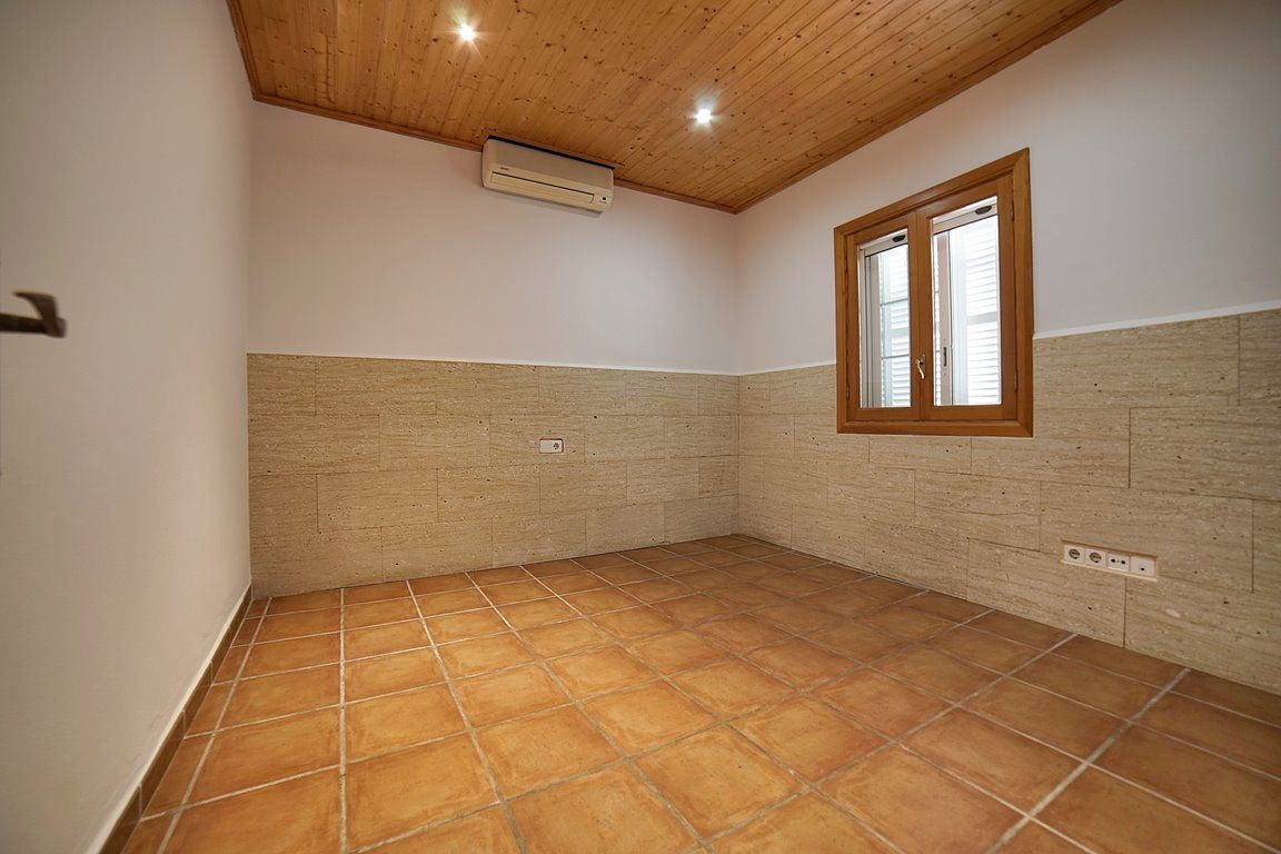 Haus in Cala Llombards: Terrassen und Kamin, 100 m vom Meer