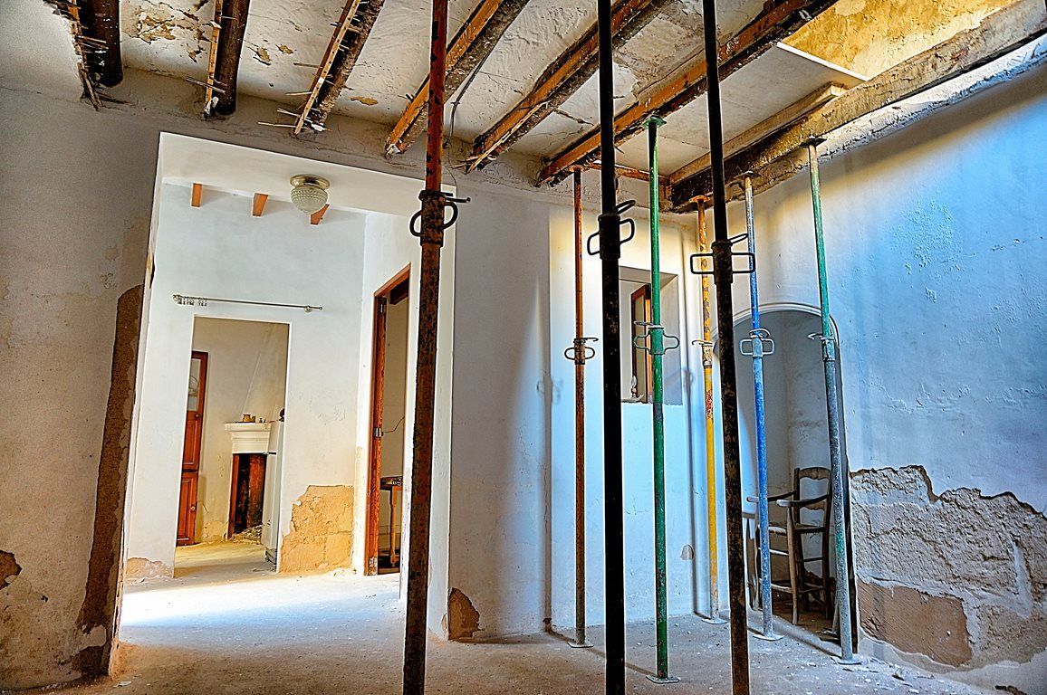 Townhouse for Full Renovation in Llucmajor With Patio | 161 m²