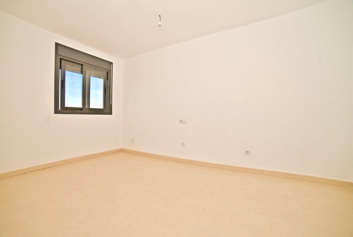 Renovated 2-Bed Apartment with Elevator & Balcony in Campos