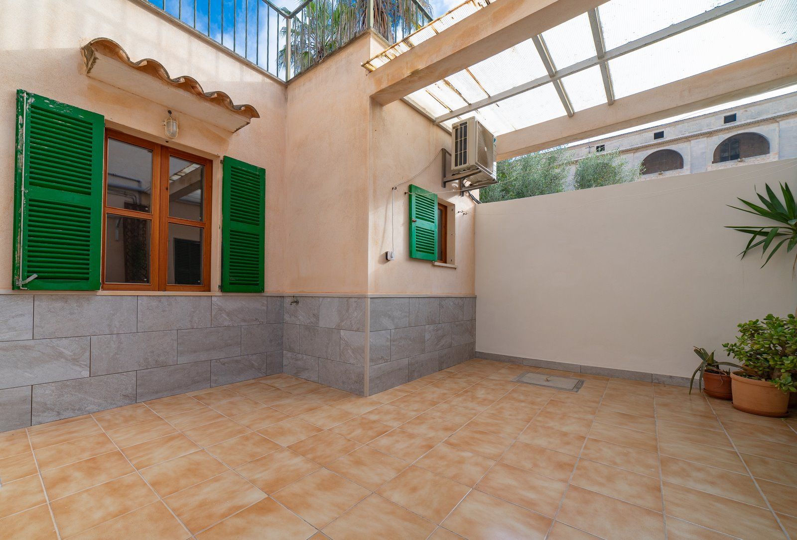 Planta baja reformada con patio en Ses Salines