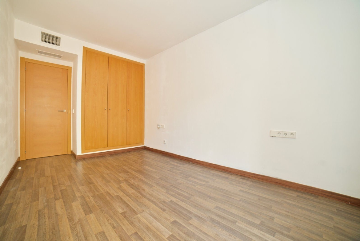 Planta baja con terraza y piscina comunitaria en Campos