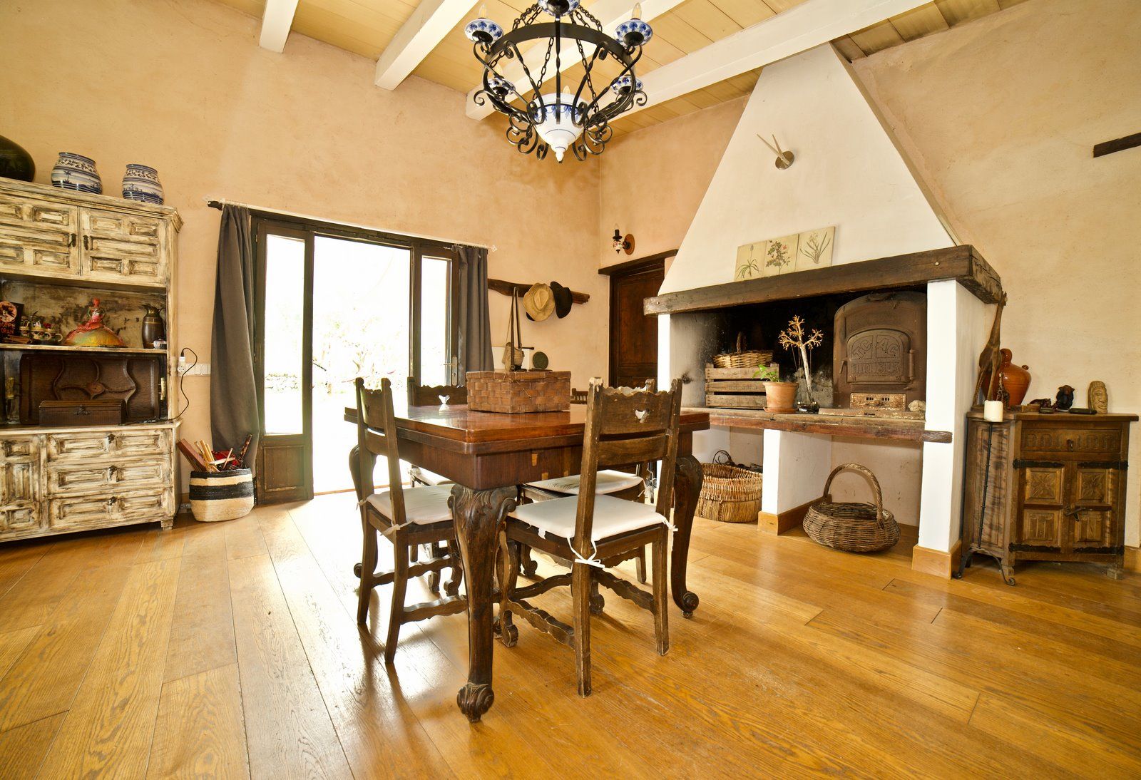 11-2021-Villasyfincasmallorca.jpg Alquiler casa de campo en Sineu con jardín y chimenea