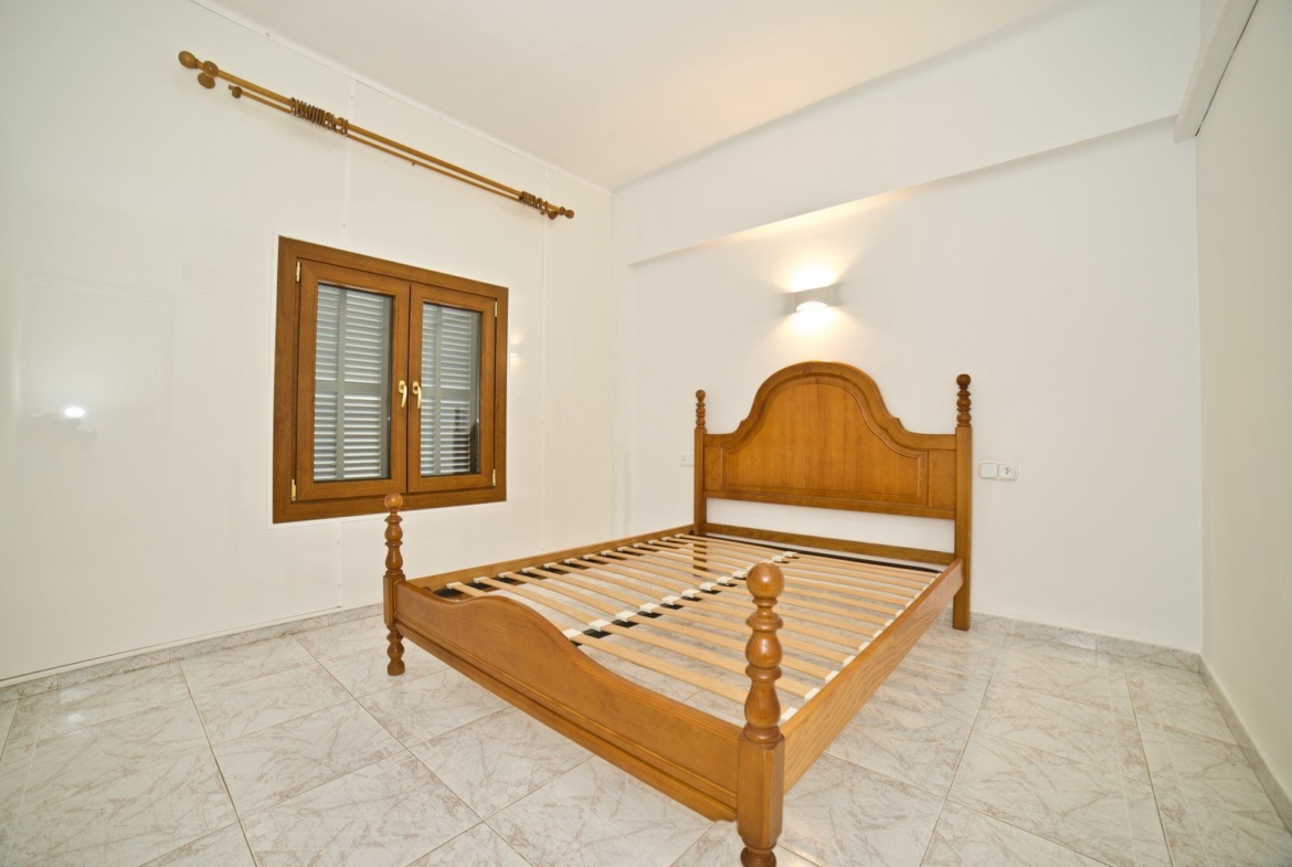 Beachfront Long-Term Rental in Sa Ràpita: 4-Bed Ground Floor Apartment