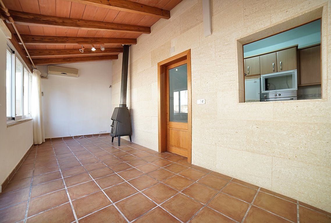 Haus in Cala Llombards: Terrassen und Kamin, 100 m vom Meer