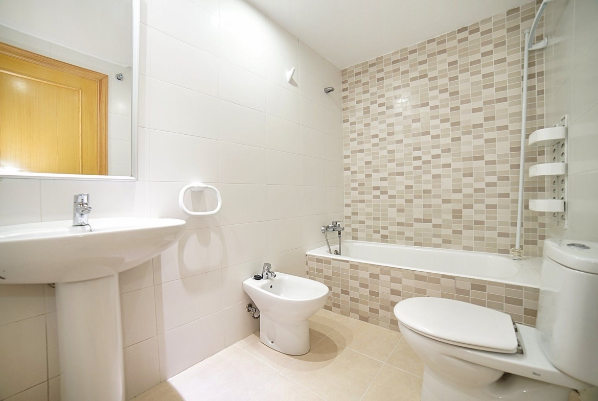 Spacious 3-Bed Apartment With Elevator & Balcony in Campos